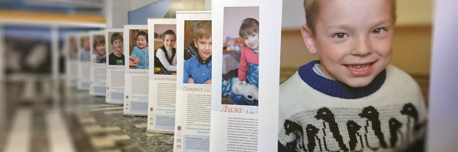 Передвижная фотовыставка «Дети ждут» размещена территории Кировского завода!